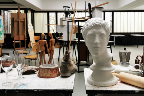 ansicht atelier im mz, verschiedenen materialien, objekte stehen auf einem tisch