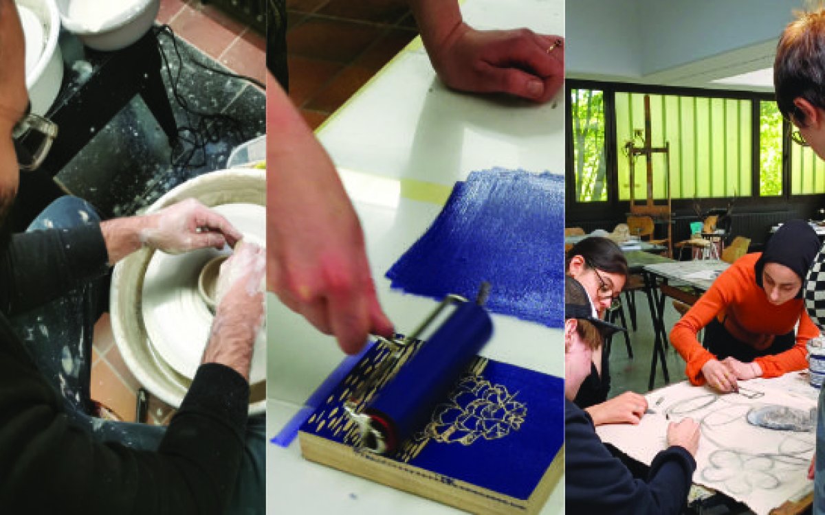 eine hand, die eine farbrolle über einen druckstockk aus holz rollt. die farbe der rolle bzw die aufgetragen wird ist blau. ein weiteres bild mit blick in das atelier, mehrer menschen stehen oder sitzen um einen tisch und arbeiten an einer gemeinsamen zeichnung auf papier. ein mann von oben fotografiert sitzt an einer töpferscheibe und erstellt ein gefäß.